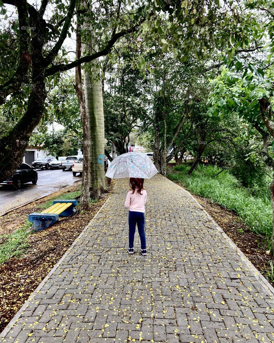 🇺🇸 My sweet daughter walking among the flowers on a rainy day. What a beautiful picture! / 🇧🇷 Minha doce filha andando entre as flores, num dia de chuva. Que imagem linda!