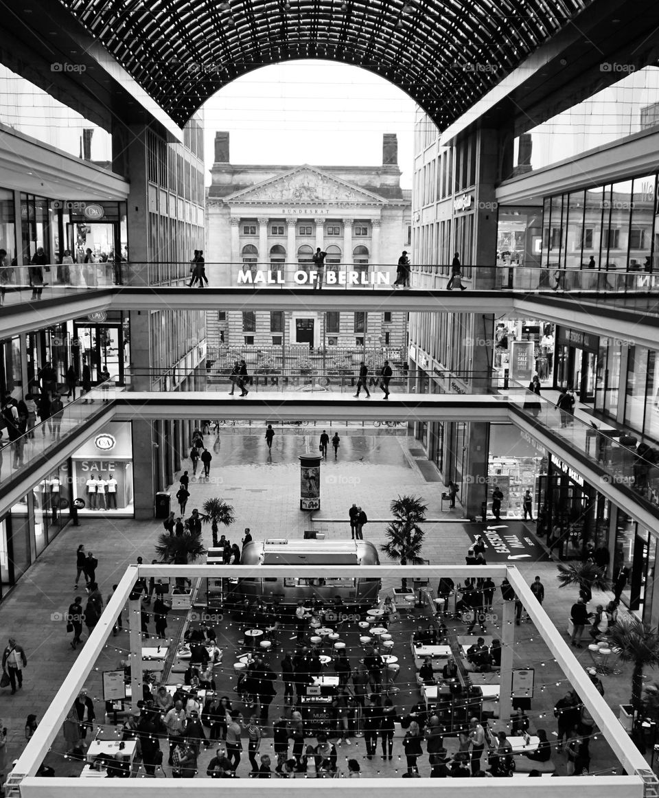 Amazing Architecture … shopping mall … I can see a photographer taking a picture … I wonder what his image looks like and whether I am in it taking a photo of him ?!?! 😂… Berlin 🇩🇪