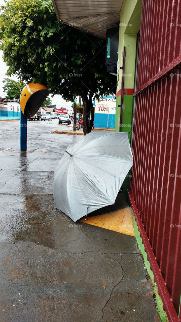 Sombrinha, chuva, rua...