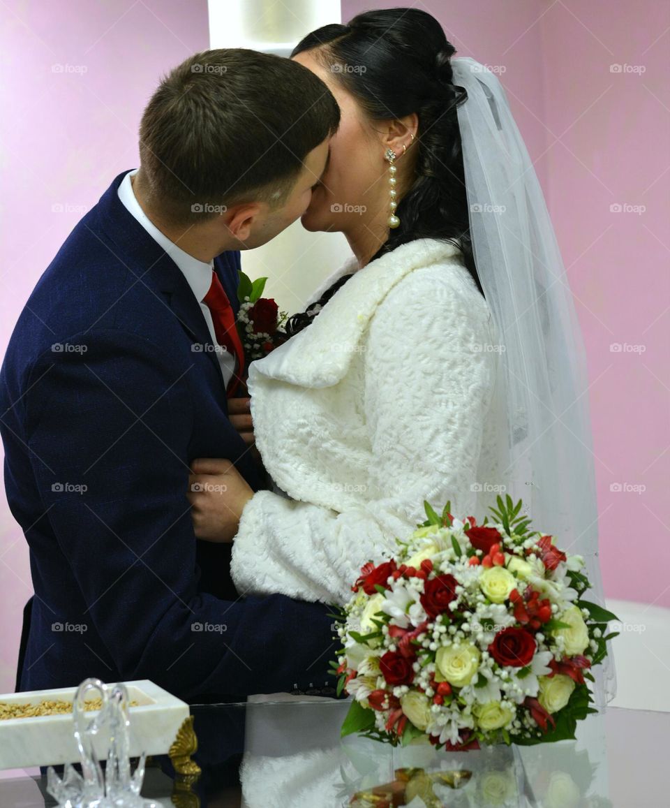 couple kisses, wedding