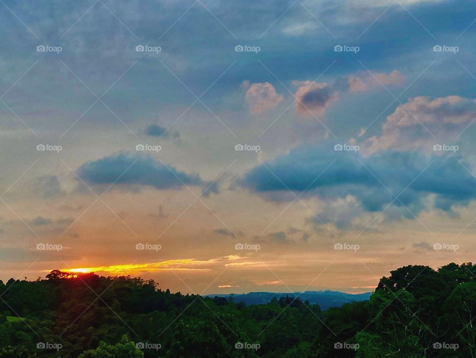 E esse entardecer tão bonito em #Jundiaí?
Obrigado, Mãe #Natureza. 
📸
#FOTOGRAFIAéNOSSOhobby
#sunset #sol #sun #sky #céu #nature #horizonte #fotografia #paisagem #landscapes #inspiração #mobgrafia #XôStress #nuvens #clouds