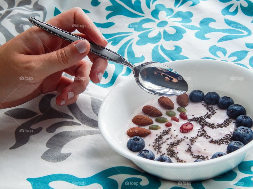 A tropical fruit smoothie bowl