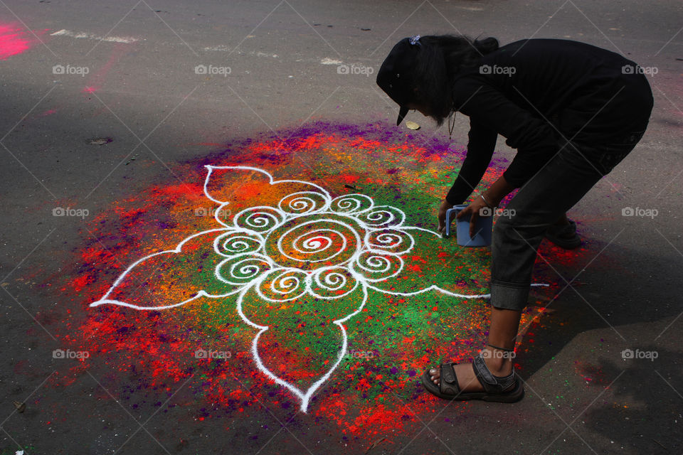rangoli artist making raongoli