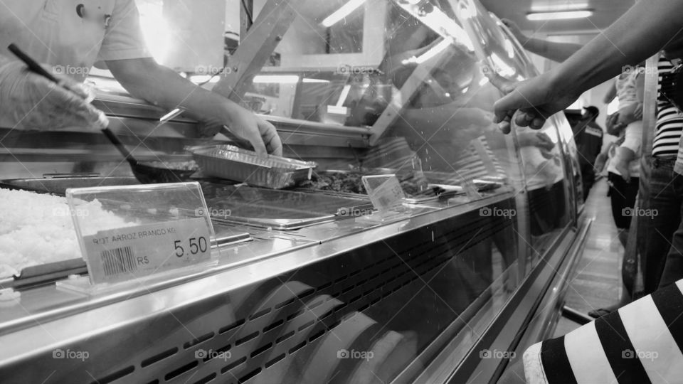 Restaurante em preto e branco.