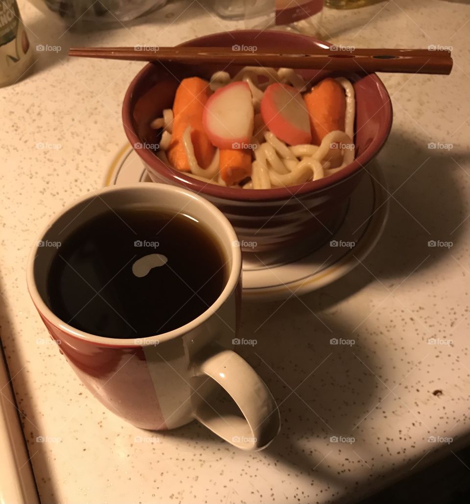 Instant black coffee with Japanese udon after midnight for dinner. It is quite relaxing and enjoyable to drink a healthy beverage while experiencing the great taste of noodles along with other fine edibles.