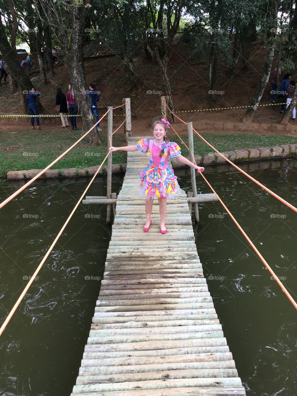 Uma ponte que balança em um maravilhoso lago cheio de peixes e pedalinhos (Sítio São Francisco)