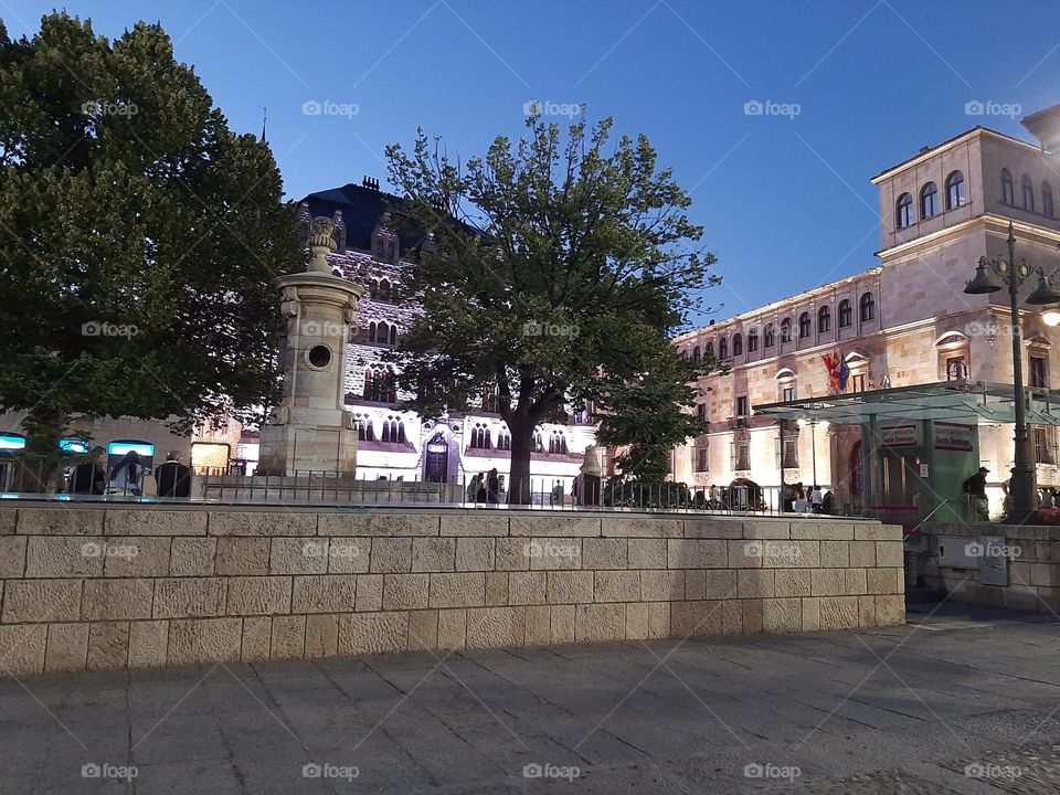 Casa de Botines y Diputación de León