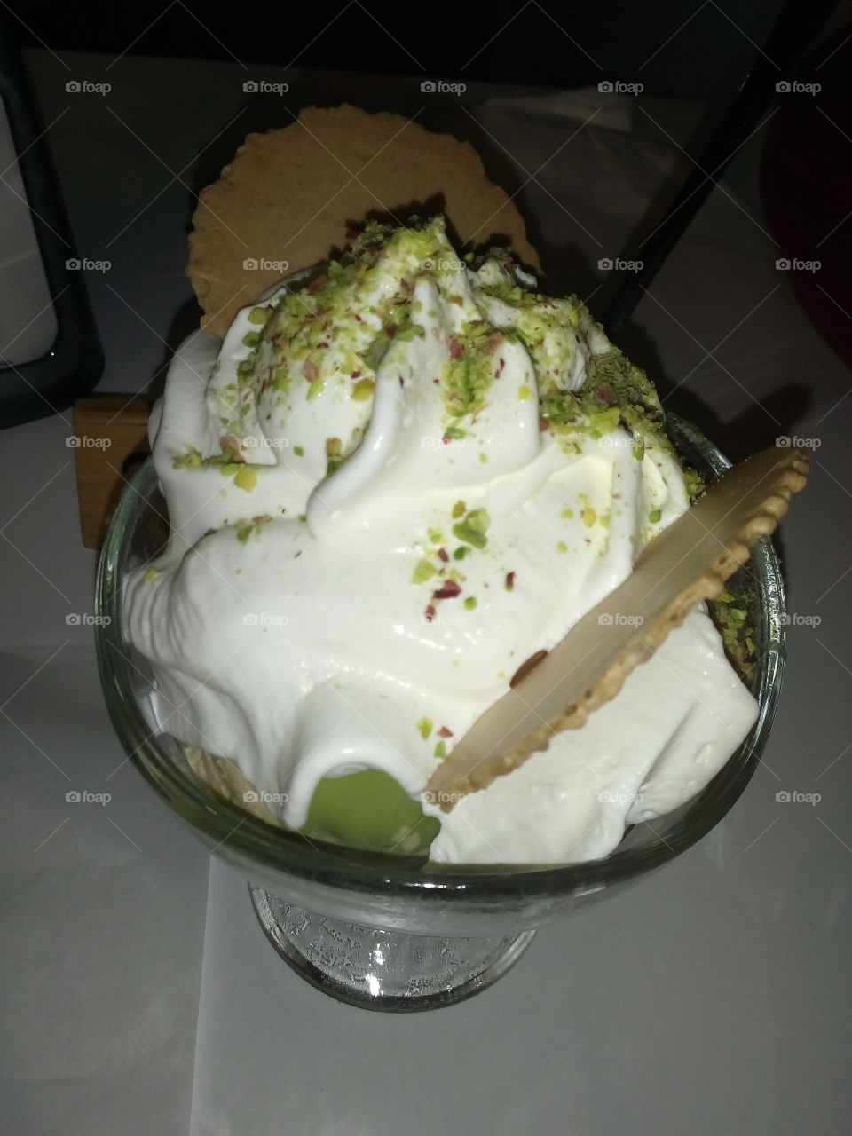 gelato di pistacchio con panna