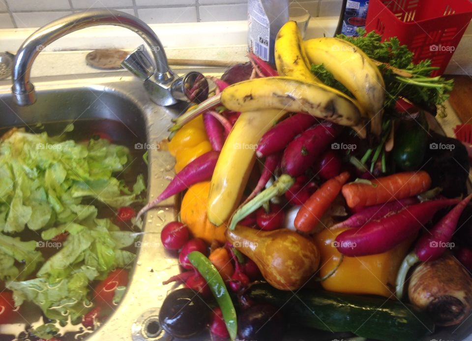 Obst und Gemüse wird gewaschen 