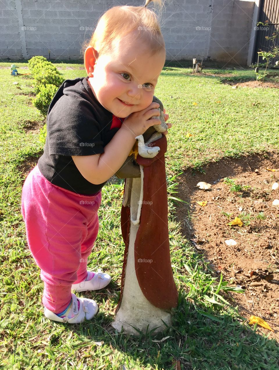 Olha aí uma menininha amiga de São Francisco de Assis... ela deu um abraço tão gostoso no Santo!