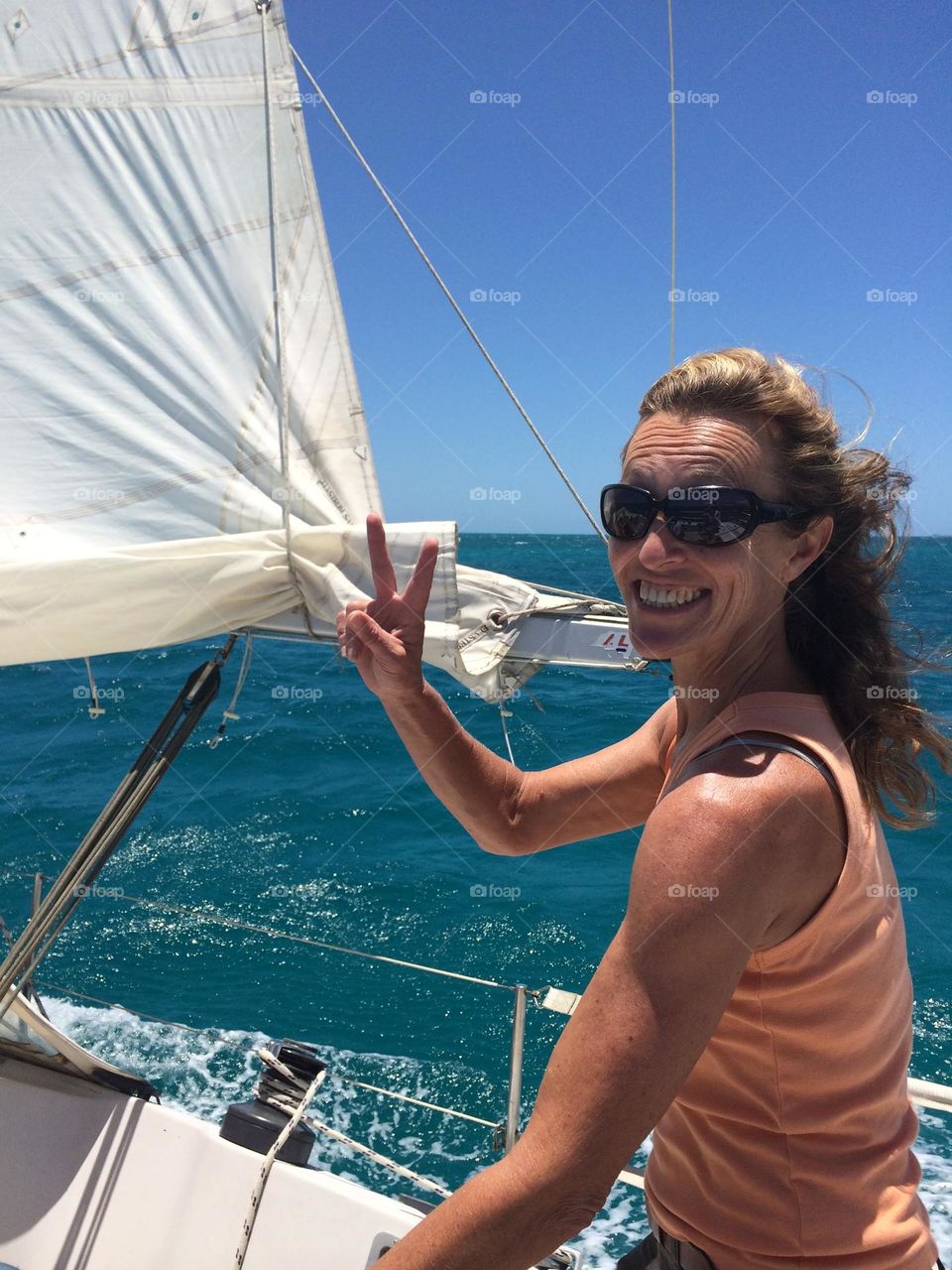 Free smiling woman on the ocean