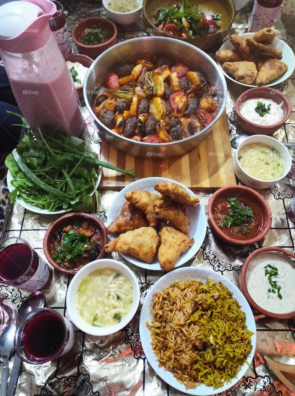 I feel warm when I sit with my family to eat delicious food. I hope you are with the family