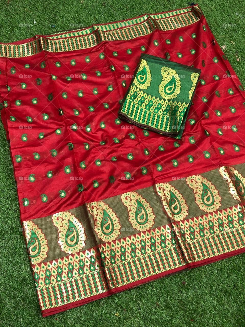 red pattern border jacquard pattern fabric banarasi Indian saree