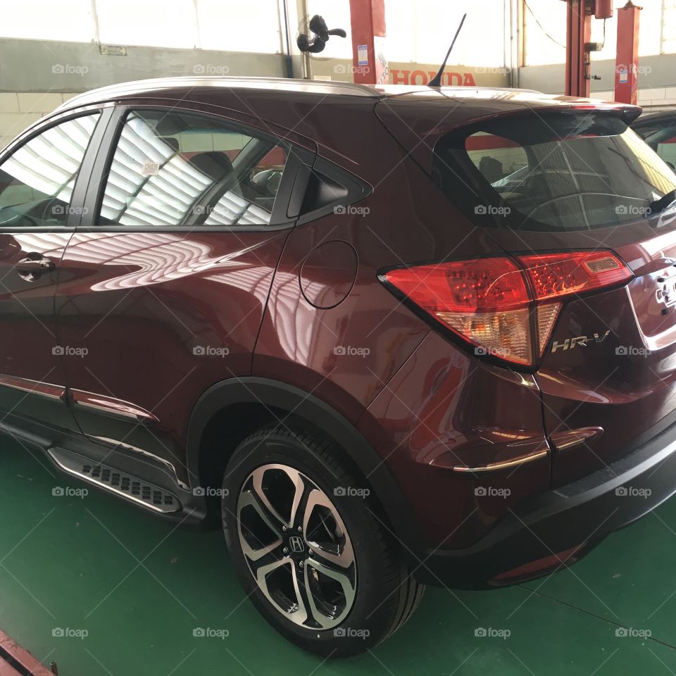 Um Honda HR-V saindo do forno... e que belo carro! Confortável, bonito (cor vinho) e com ótima tecnologia. 