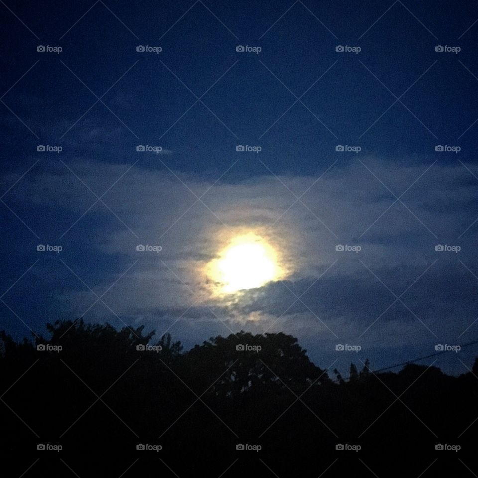 05h30 de #QuartaFeira, e a #lua está grandona no #céu.
Teremos esse luzeiro até o último minuto antes do #sol raiar; e, pelo jeito, o #amanhecer será bonito e #colorido.
Que tenhamos um ótimo dia!