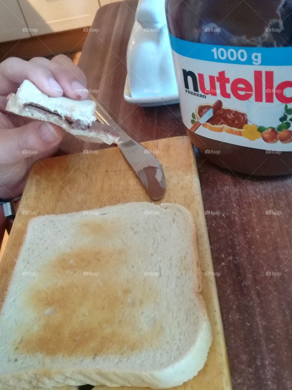 Nutella Hand Toast Frühstück