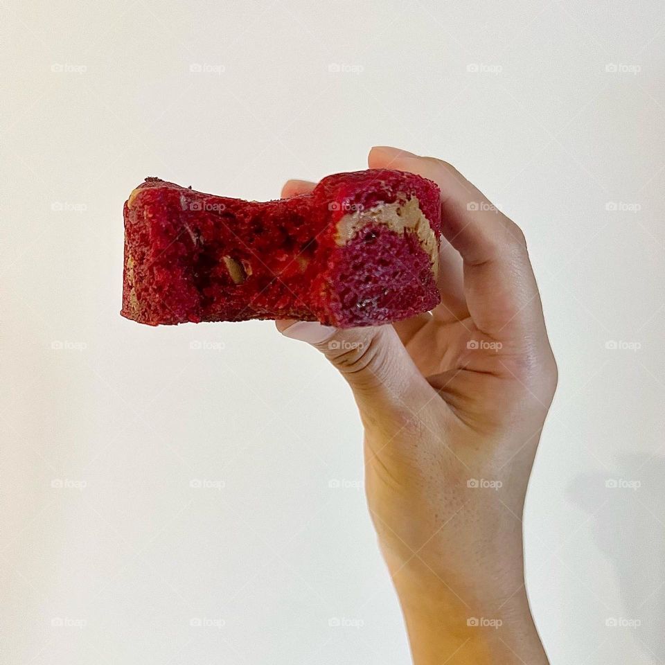 Colourful chunky chocolate red velvet cookies 