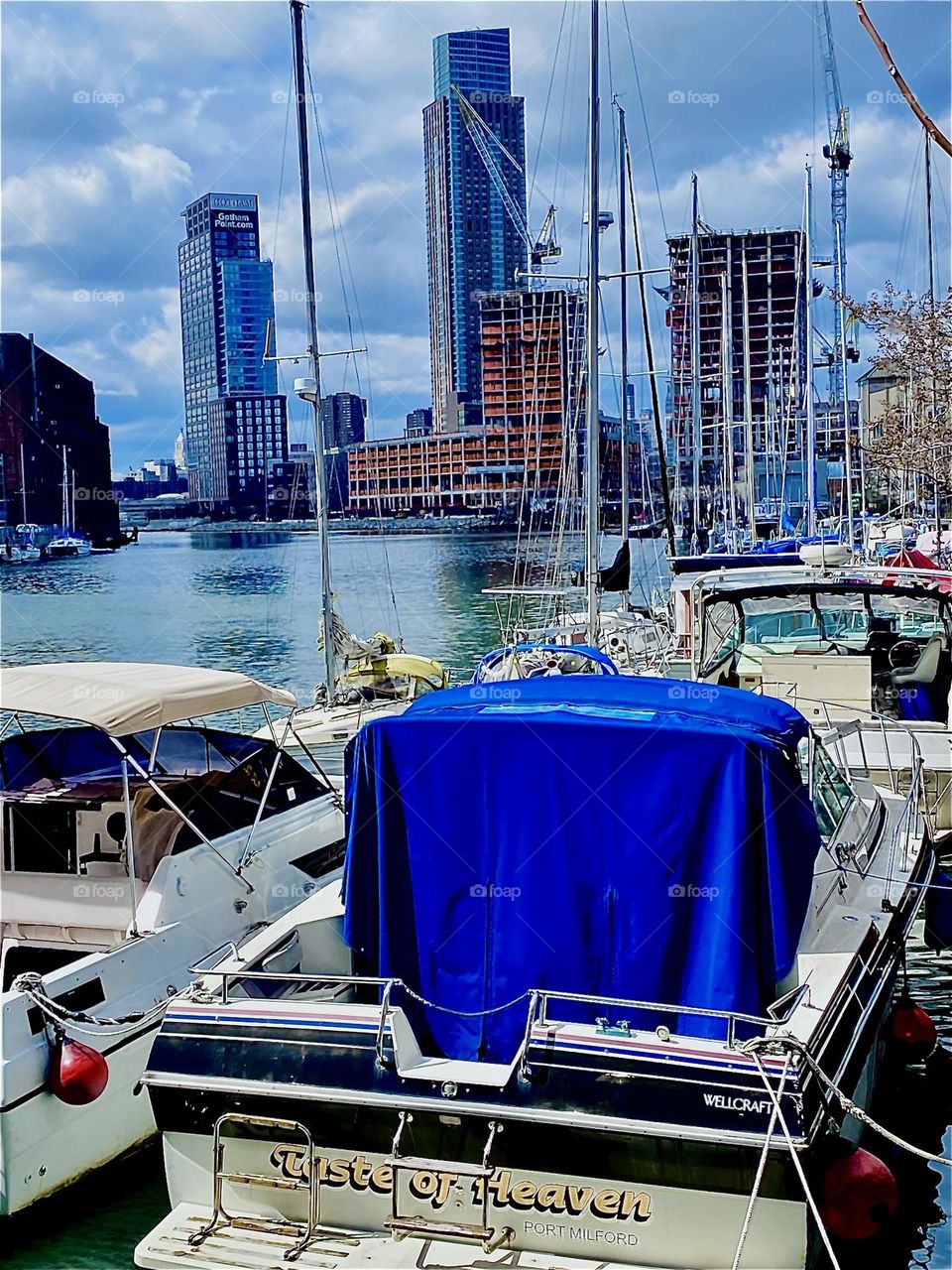 What a beautiful sight: sailboats, motorboats, houseboats at “Newtown Creek” by the “Pulaski Bridge” in LIC, Queens. The water’s surface looks unusually sleek and smooth today. 2023. Hypnotic Prudoctions