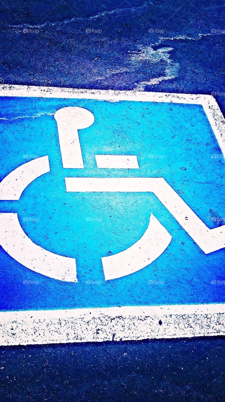 Wheelchair accessible handicapped parking space symbol