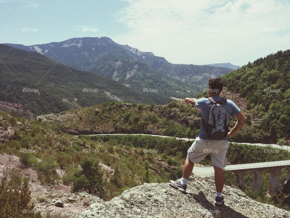 People view and point a horizon of mountain
