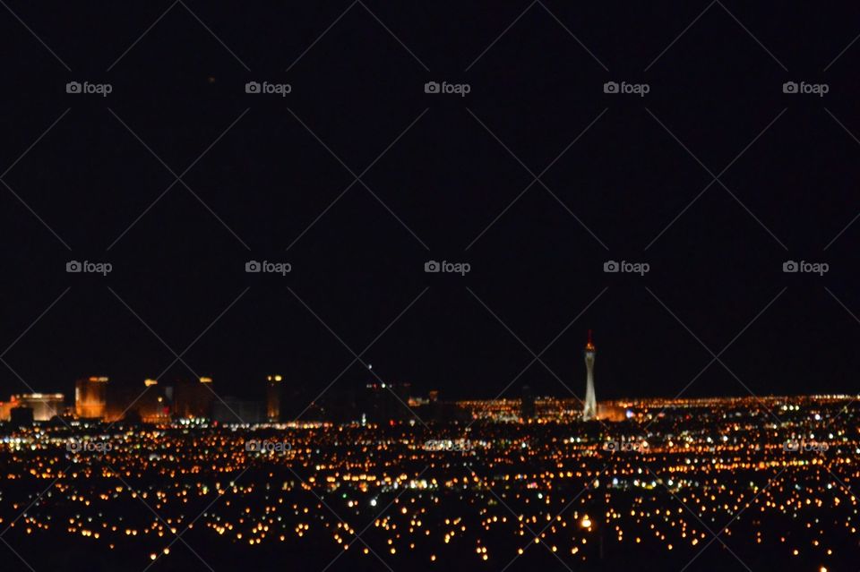 Luces de la Ciudad de Las Vegas de noche desde la montaña 