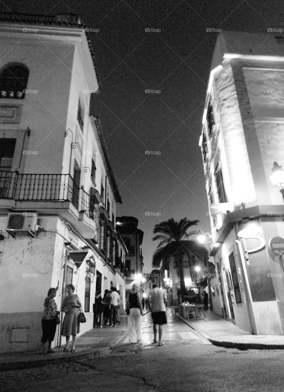 Noche de verano en la calle San Fernando (Cordoba) spain. 