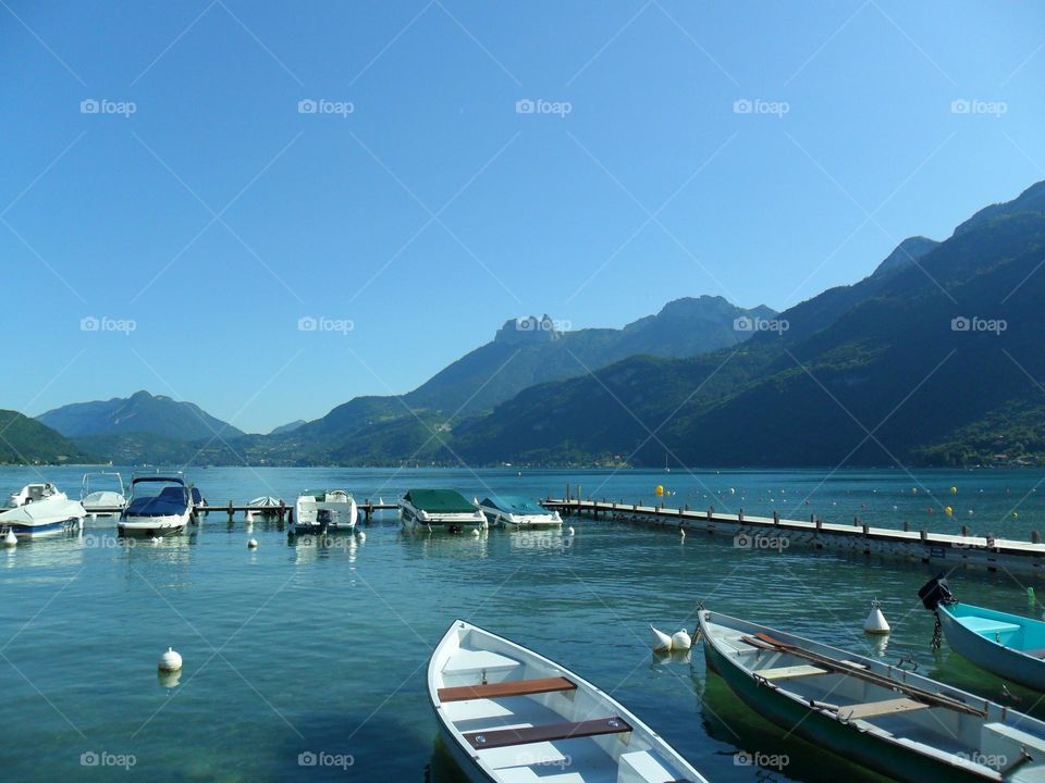 Boats and rowing on lake 