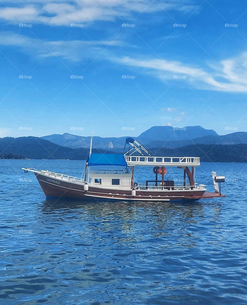 barco no mar de Paraty