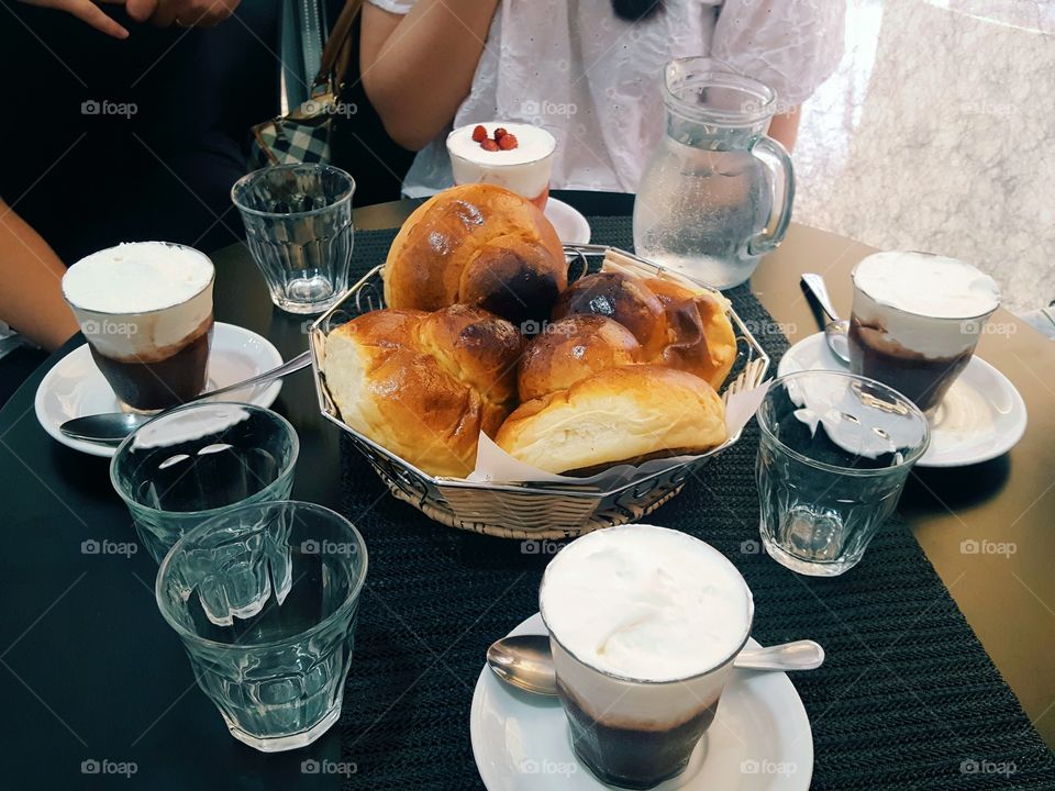 Svegliarsi la mattina e andare con gli amici a mangiare una buona granita fresca con una calda brioches😍❤