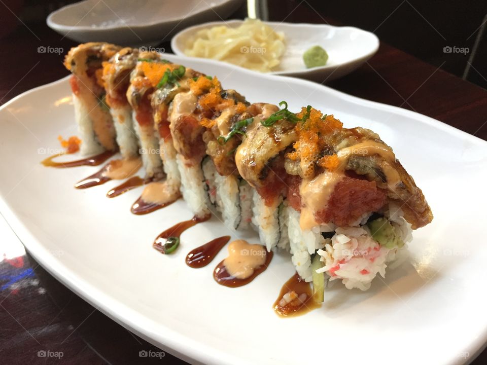 Spicy tuna roll with unagi 