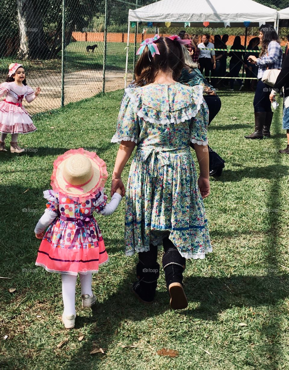 Uma linda imagem de duas irmãs que se amam muito e vão dançar festa Junina juntas!