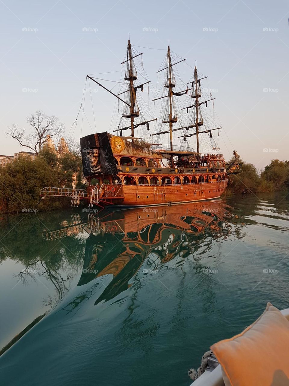 Красивый пейзаж пиратских коробления в бухте 