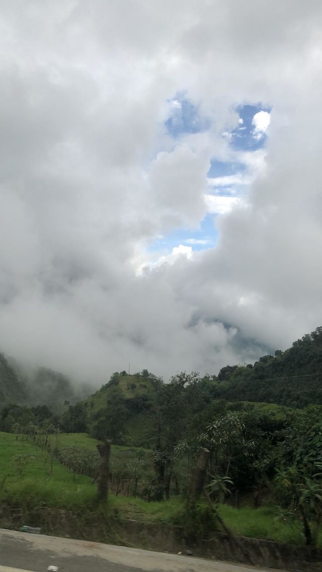 Gran montaña y nubes 