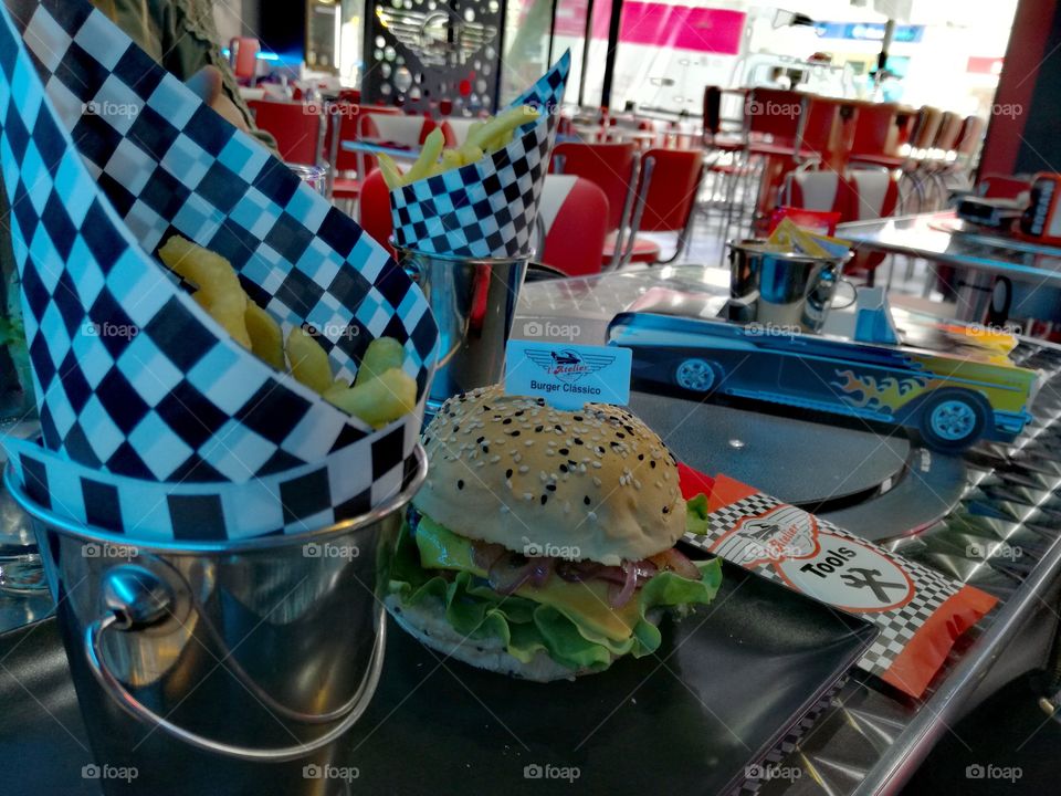 Hamburguer and chips