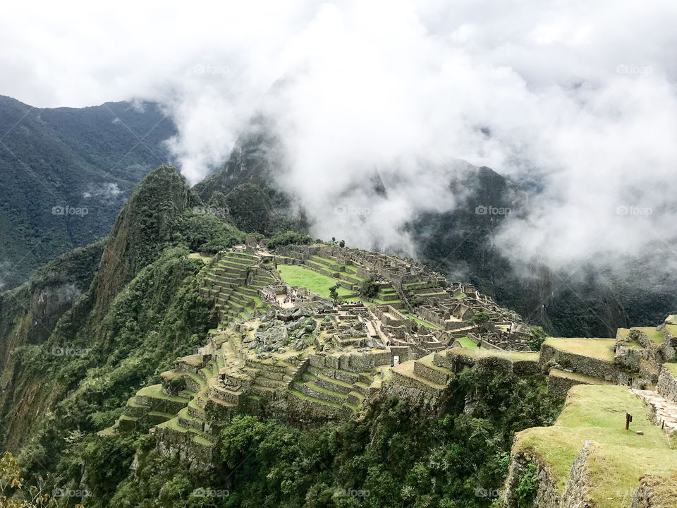 Machu Picchu, também chamada "cidade perdida dos Incas", é uma cidade pré-colombiana bem conservada, localizada no topo de uma montanha, no vale do rio Urubamba, atual Peru
