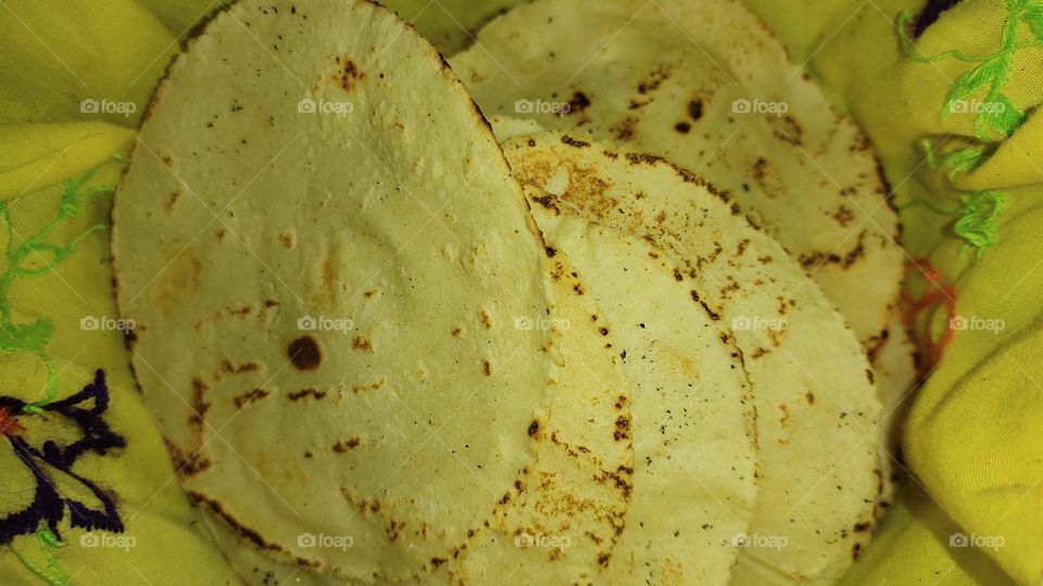 deliciosas y calientitas tortillas recién hechas en comal, listas para acompañar con café, cuajada y mantequilla por la mañana🌄