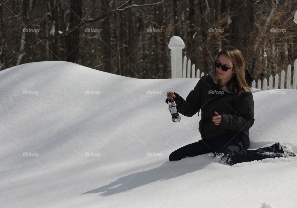 Shoveling break; Woman with Coca Cola