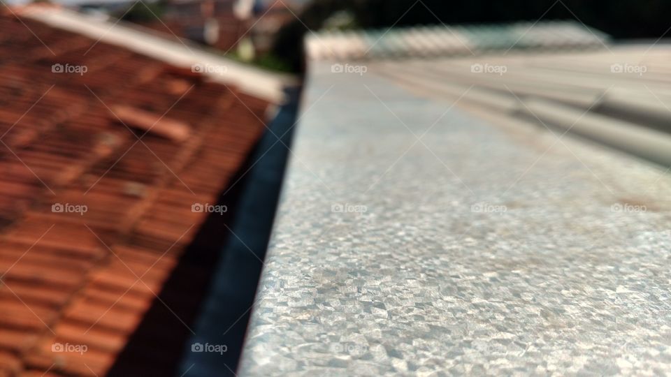 Imagem fosca, calhas e telhados.