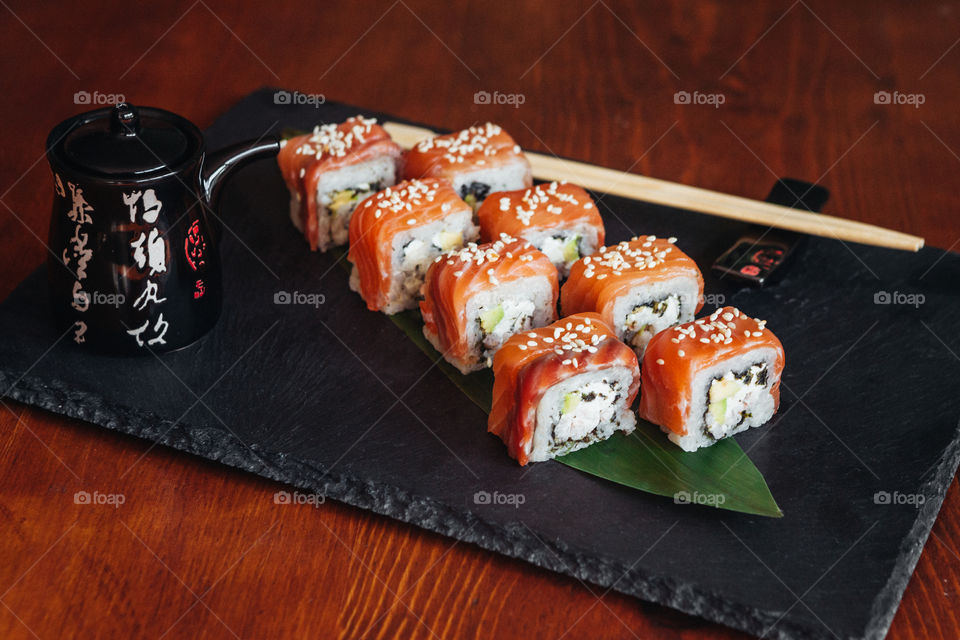 roll with salmon and sesame