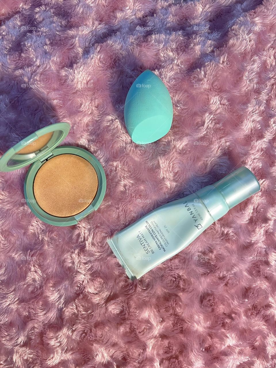 Makeup - foundation makeup- sponge makeup