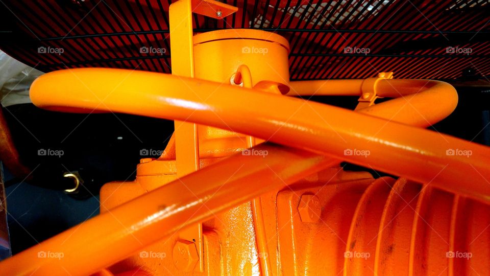 Cor laranja. Pintura em motor pneumatico, compressor, maquina nova industrial.