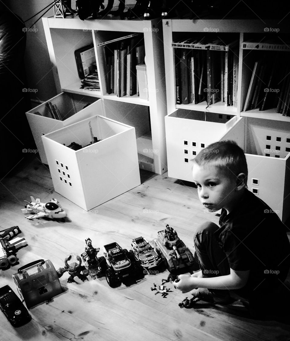 Kid play with toys