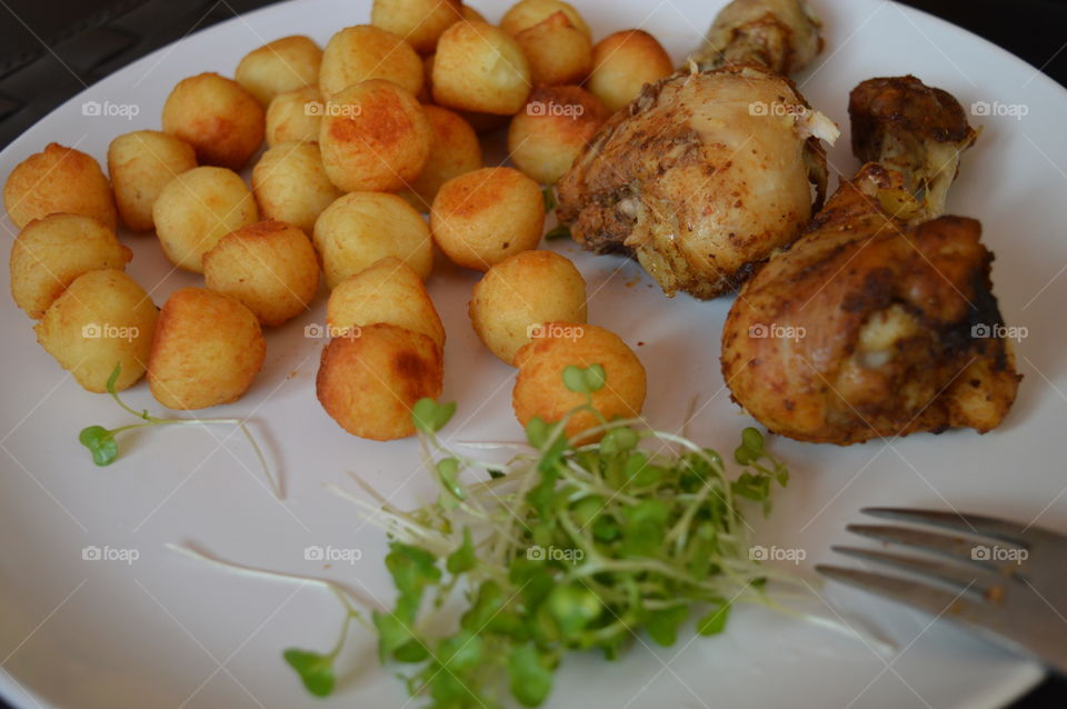 chicken with potatos balls and fresh  rucola