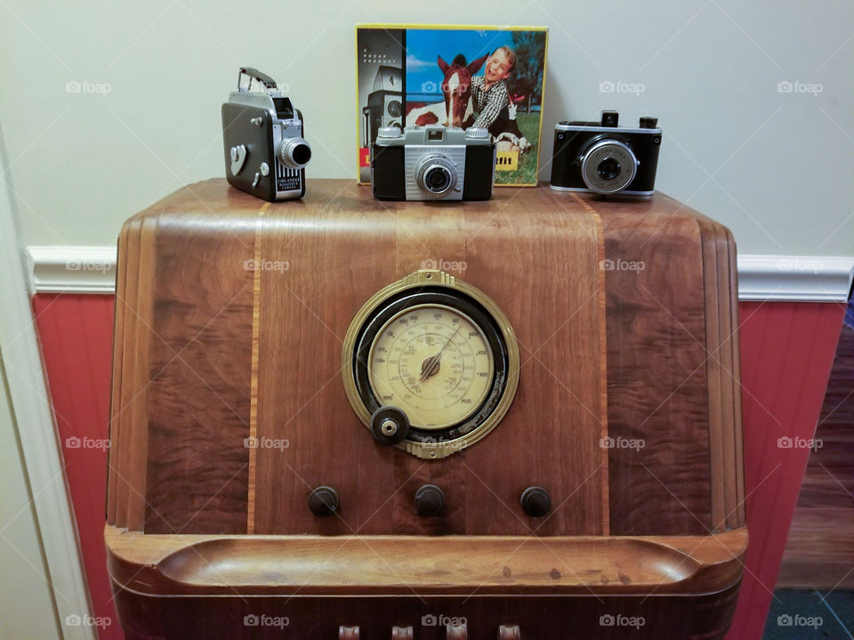 1940's Philco radio with Kodak cameras display.