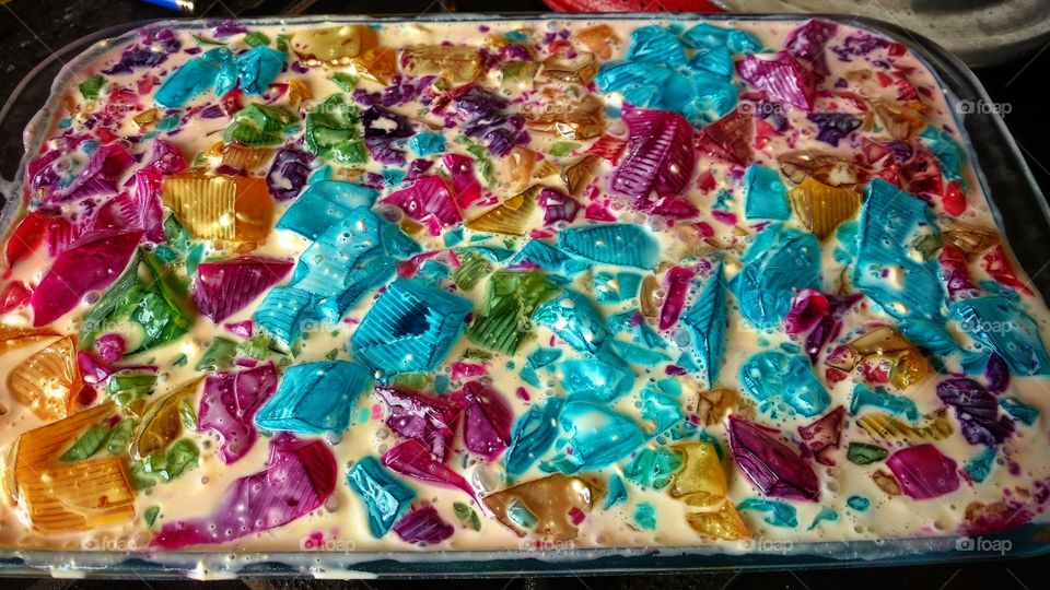 Gelatinas coloridas com leite condensado e creme de leite.