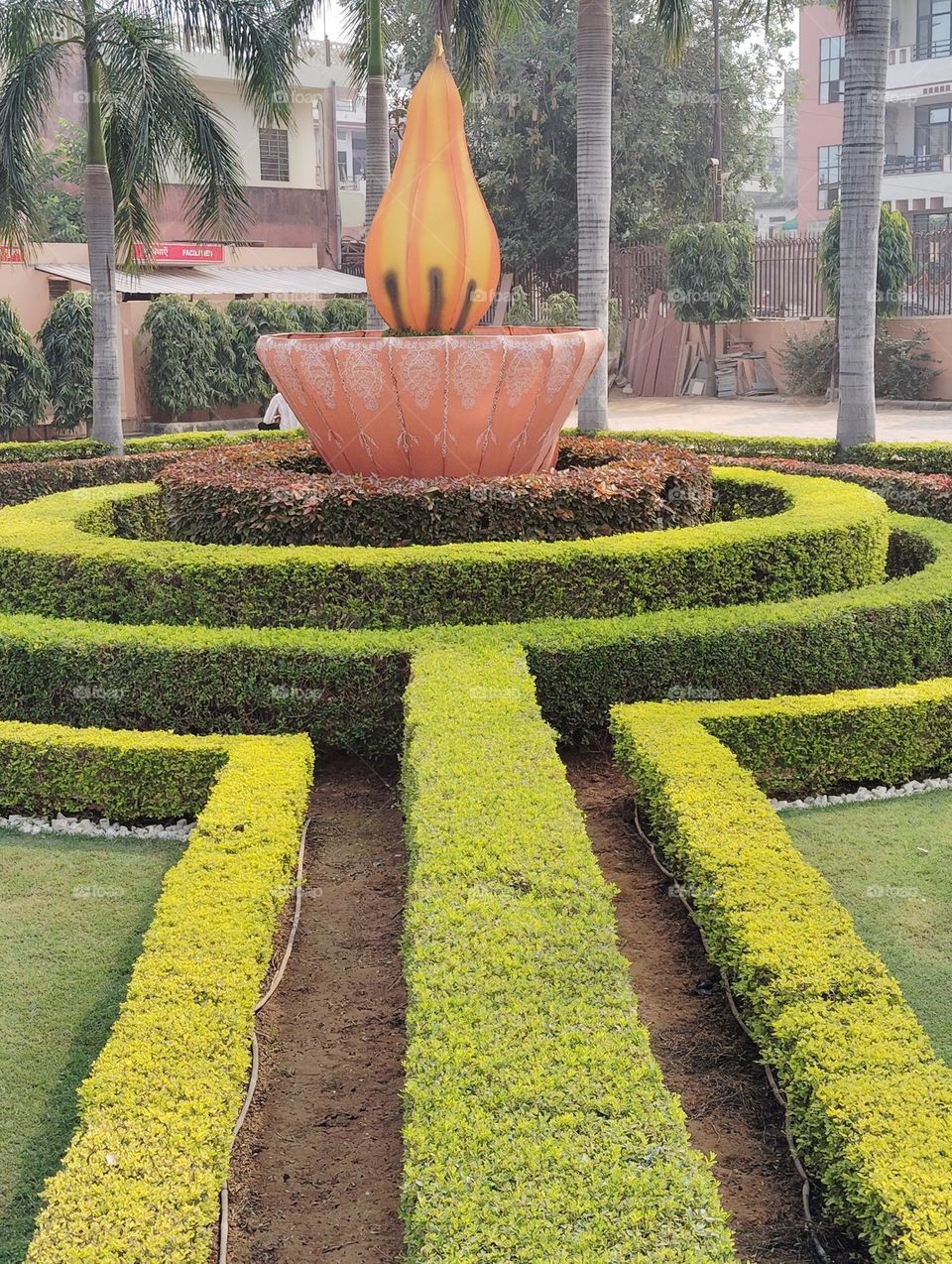 Large size Deepak on the occasion of Diwali decoration, green plant shurb small size looks very nice and very beautiful