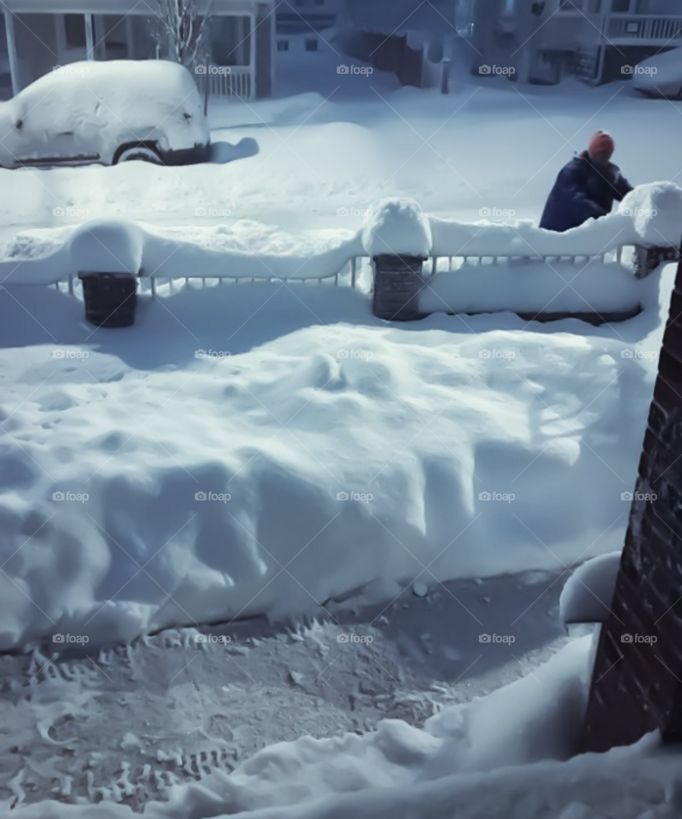 White is the snow.  What about the snow? Something to Freeze? Yes, but it's also gratifying to play in the cold, white snow.
Branca é a neve.  O que dizer da neve? Algo a Congelar? Sim, mas também é gratificante bricar na neve fria e toda branquinha.