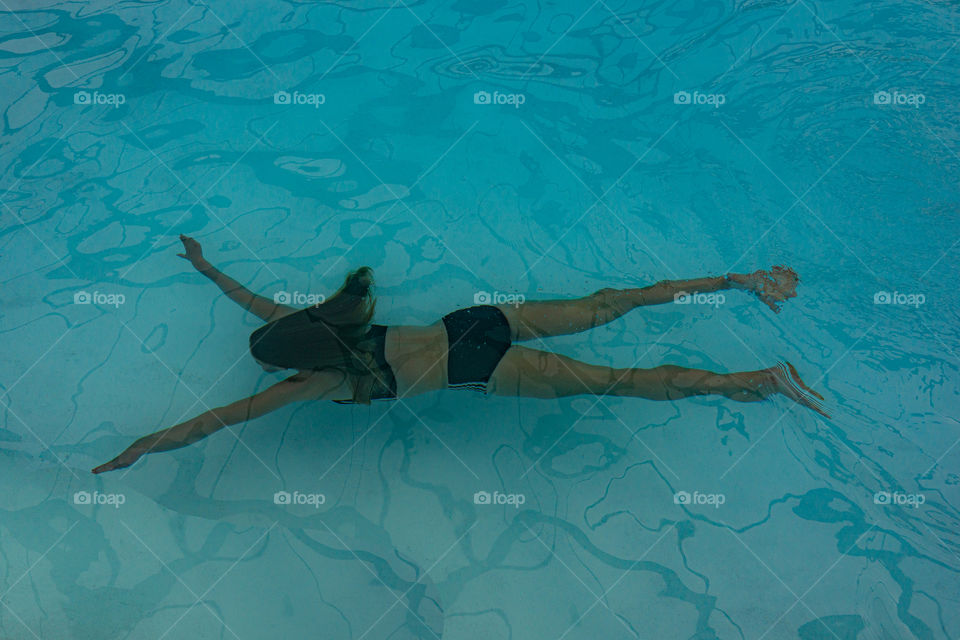 girl swimming into the water