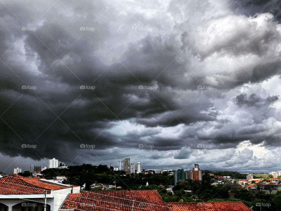 Não sei “o porquê”, mas estou cismado de que cairá uma boa #chuva daqui a pouco…
Seriam as cores das #nuvens?
☁️ 📸 ☔️ 
#FOTOGRAFIAéNOSSOhobby
#natureza #clouds #foto #mobgrafia #rain #nature #photooftheday 