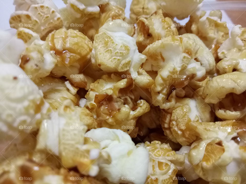 everybody love popcorns sweet caramel